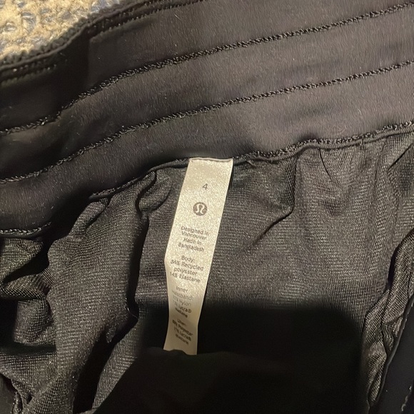 Lululemon tracker low rise short NWT - Picture 4 of 4